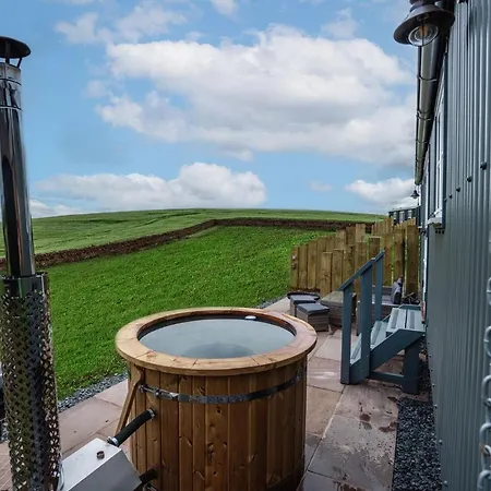 Inglewood Shepherd's Huts Camping *